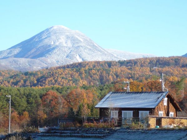 ログハウスと山の写真